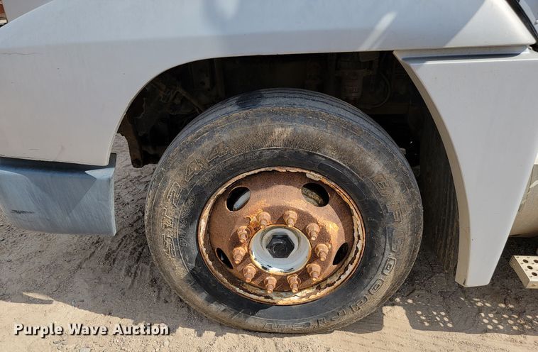 image for item JC9641 2000 Freightliner FLD120  semi truck