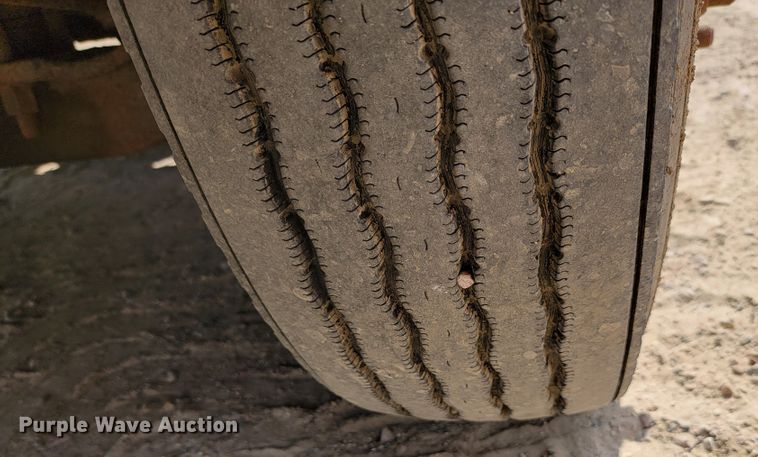 image for item JC9641 2000 Freightliner FLD120  semi truck