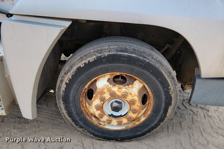 image for item JC9641 2000 Freightliner FLD120  semi truck