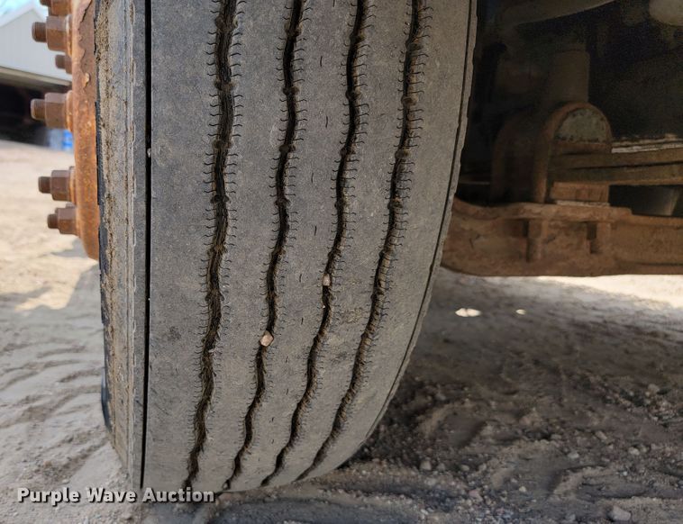 image for item JC9641 2000 Freightliner FLD120  semi truck