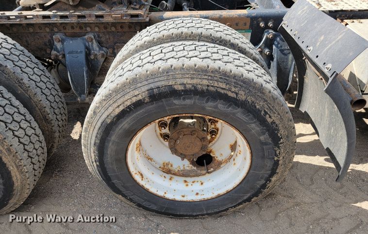 image for item JC9641 2000 Freightliner FLD120  semi truck