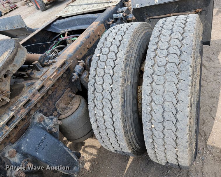 image for item JC9641 2000 Freightliner FLD120  semi truck