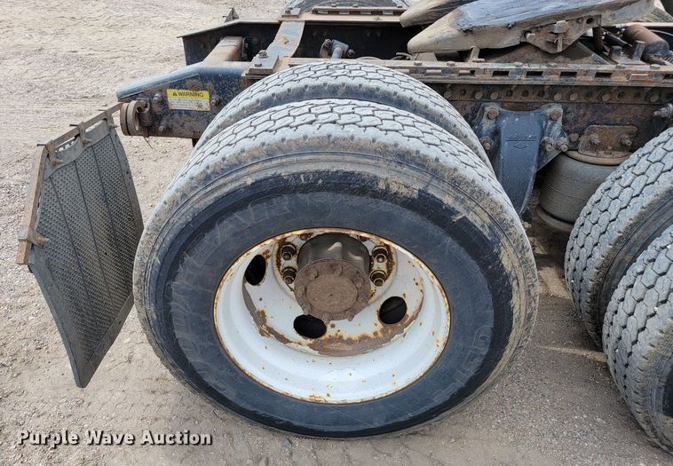 image for item JC9641 2000 Freightliner FLD120  semi truck