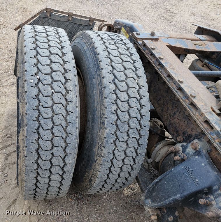 image for item JC9641 2000 Freightliner FLD120  semi truck