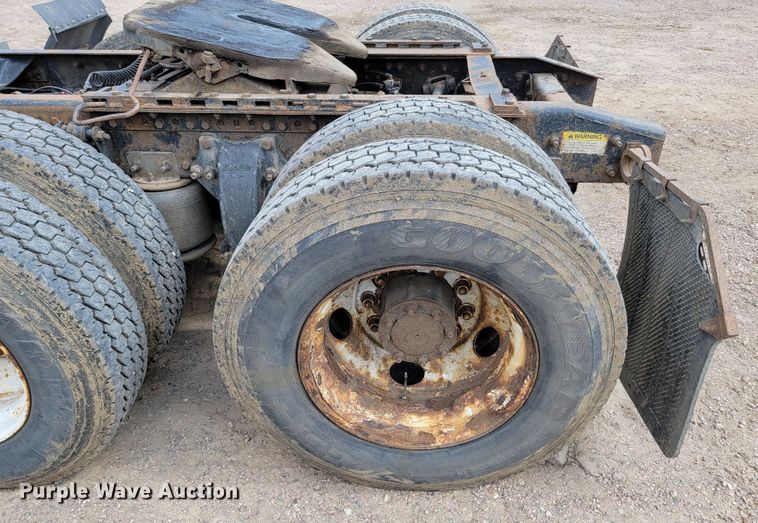 image for item JC9641 2000 Freightliner FLD120  semi truck