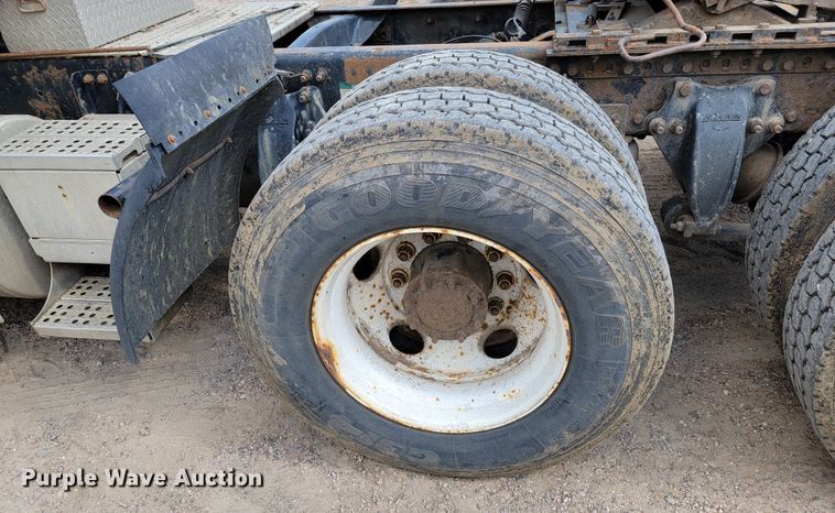 image for item JC9641 2000 Freightliner FLD120  semi truck