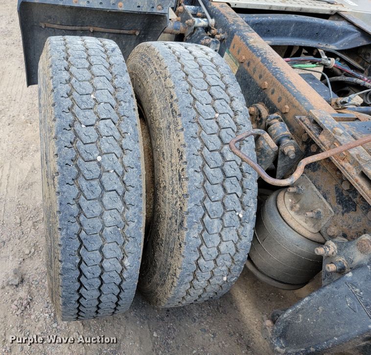 image for item JC9641 2000 Freightliner FLD120  semi truck