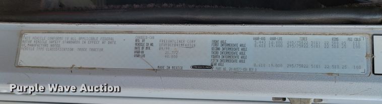 image for item JC9641 2000 Freightliner FLD120  semi truck