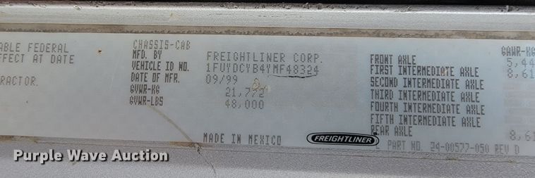 image for item JC9641 2000 Freightliner FLD120  semi truck