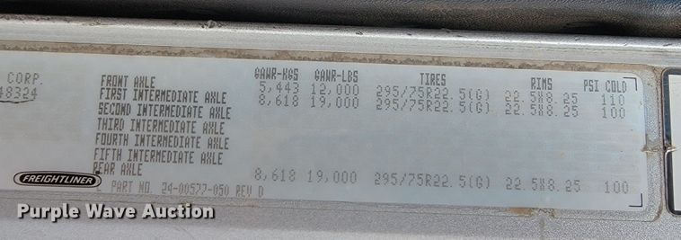 image for item JC9641 2000 Freightliner FLD120  semi truck