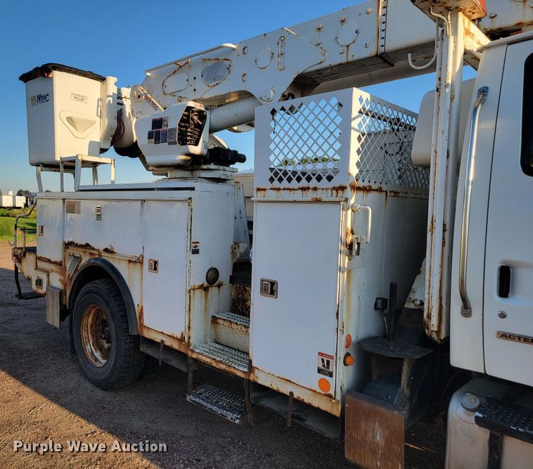 image for item JC9662 2005 Sterling Acterra  bucket truck