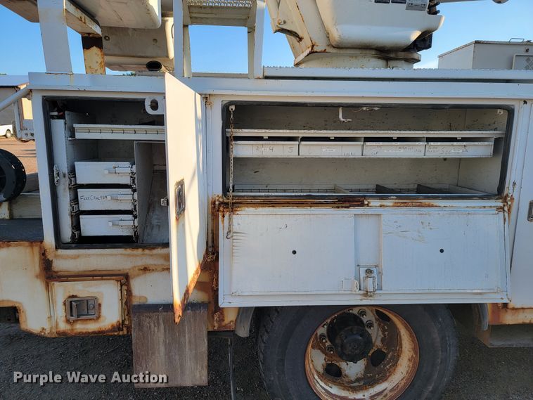 image for item JC9662 2005 Sterling Acterra  bucket truck