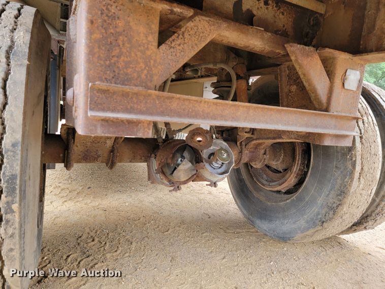 image for item JC9664 1994 Wilson Road Brute CF-900  flatbed trailer