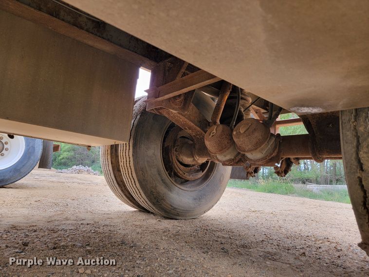 image for item JC9664 1994 Wilson Road Brute CF-900  flatbed trailer