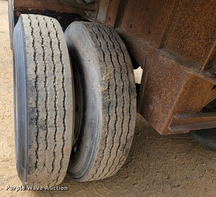 image for item JC9664 1994 Wilson Road Brute CF-900  flatbed trailer