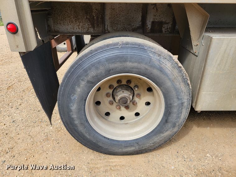 image for item JC9664 1994 Wilson Road Brute CF-900  flatbed trailer