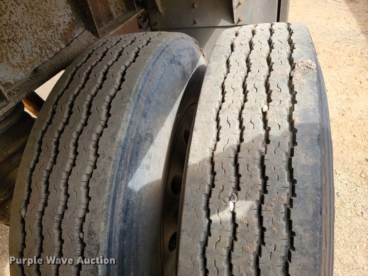 image for item JC9664 1994 Wilson Road Brute CF-900  flatbed trailer