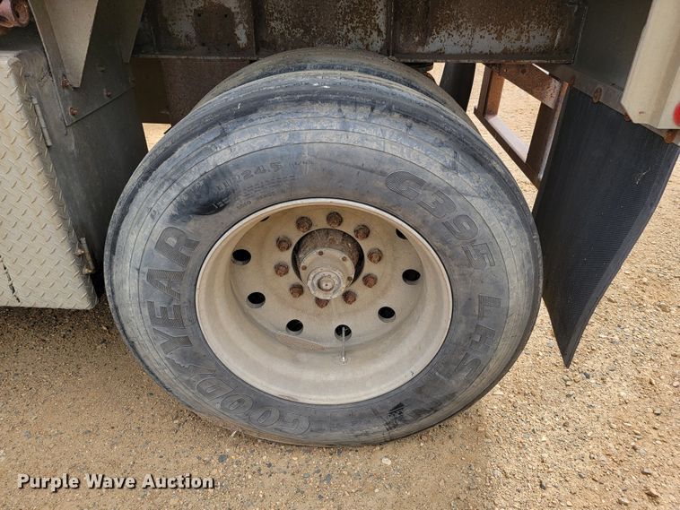 image for item JC9664 1994 Wilson Road Brute CF-900  flatbed trailer