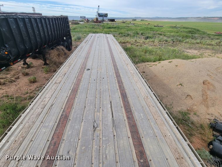 image for item JG9824 2000 Great Dane  flatbed trailer