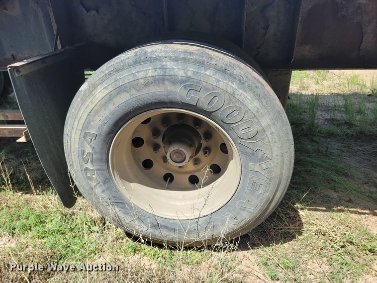 image for item JG9824 2000 Great Dane  flatbed trailer