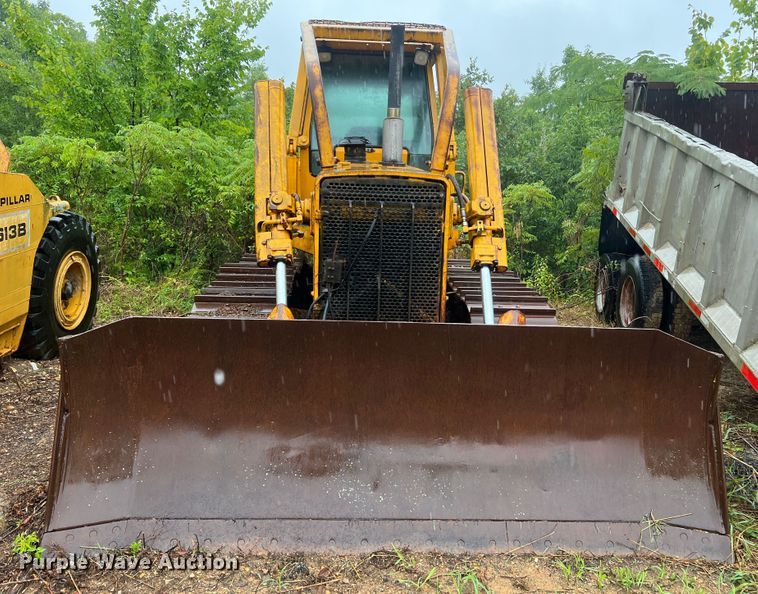 image for item JM9135 1989 John Deere 750B  dozer