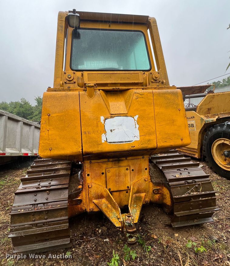 image for item JM9135 1989 John Deere 750B  dozer