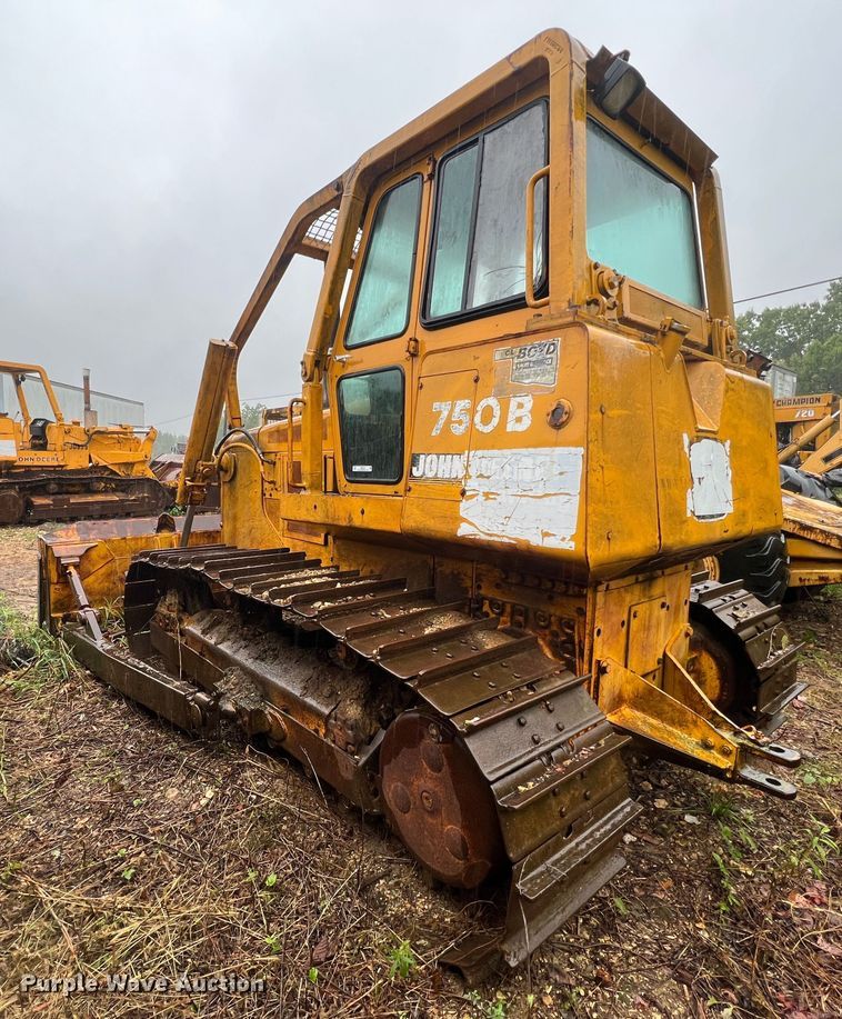 image for item JM9135 1989 John Deere 750B  dozer