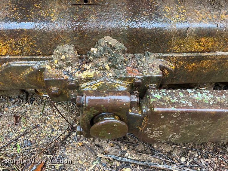 image for item JM9135 1989 John Deere 750B  dozer