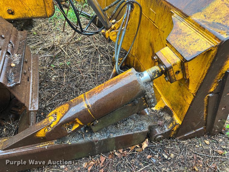 image for item JM9135 1989 John Deere 750B  dozer