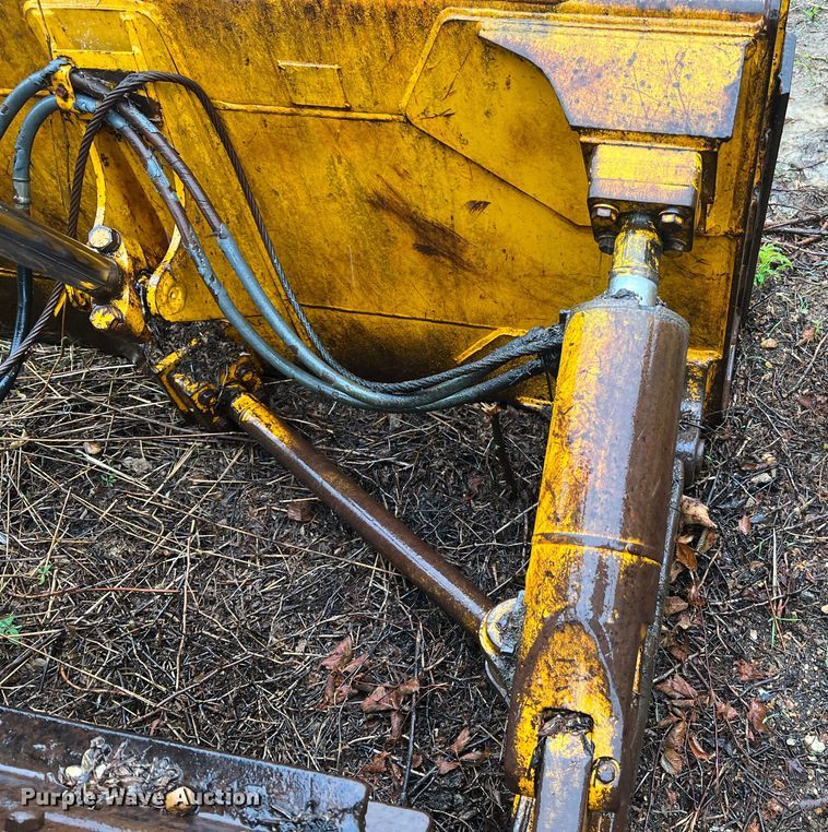 image for item JM9135 1989 John Deere 750B  dozer