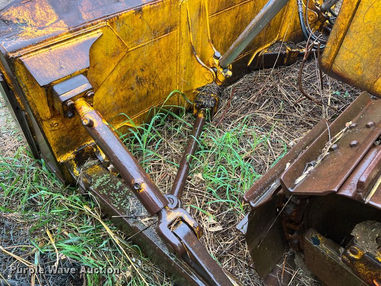 image for item JM9135 1989 John Deere 750B  dozer