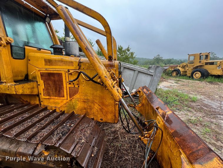 image for item JM9135 1989 John Deere 750B  dozer