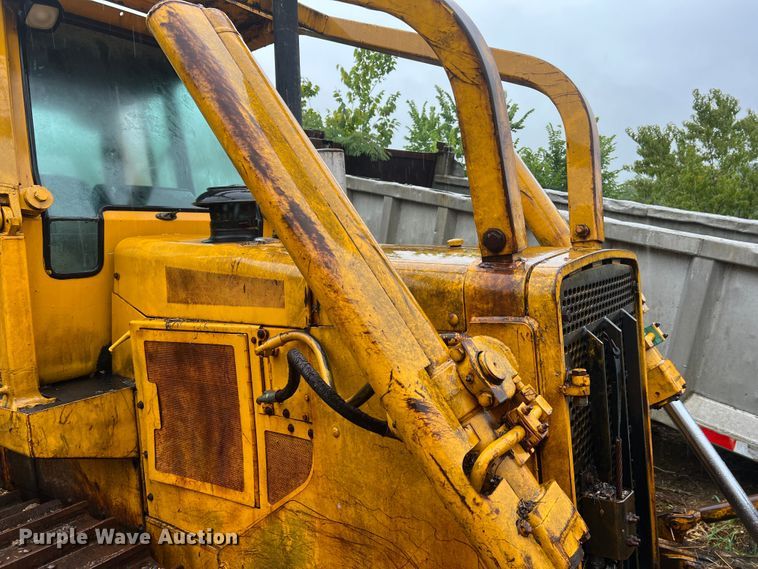 image for item JM9135 1989 John Deere 750B  dozer