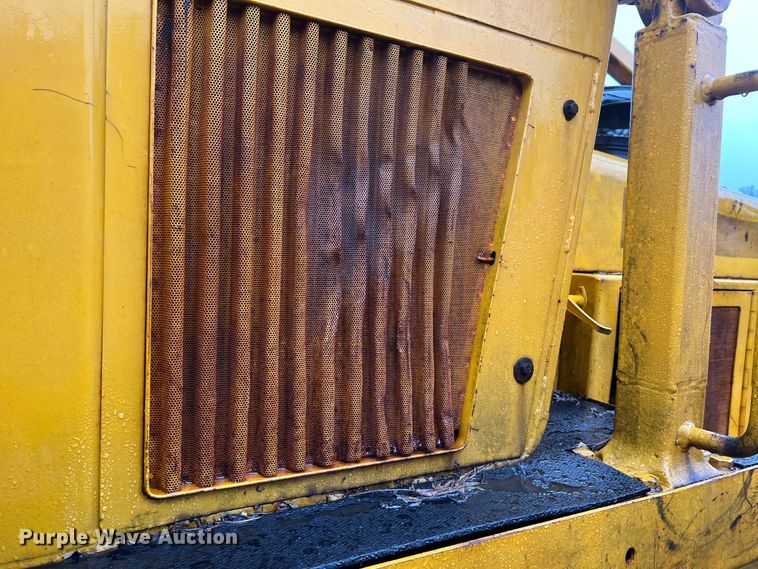 image for item JM9135 1989 John Deere 750B  dozer