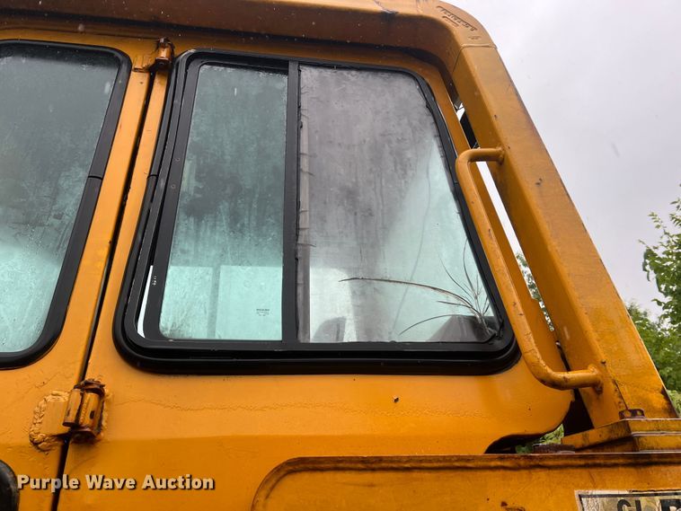 image for item JM9135 1989 John Deere 750B  dozer