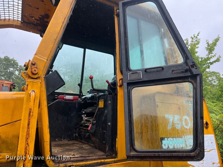 image for item JM9135 1989 John Deere 750B  dozer