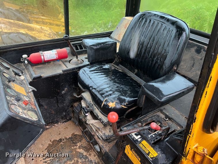 image for item JM9135 1989 John Deere 750B  dozer