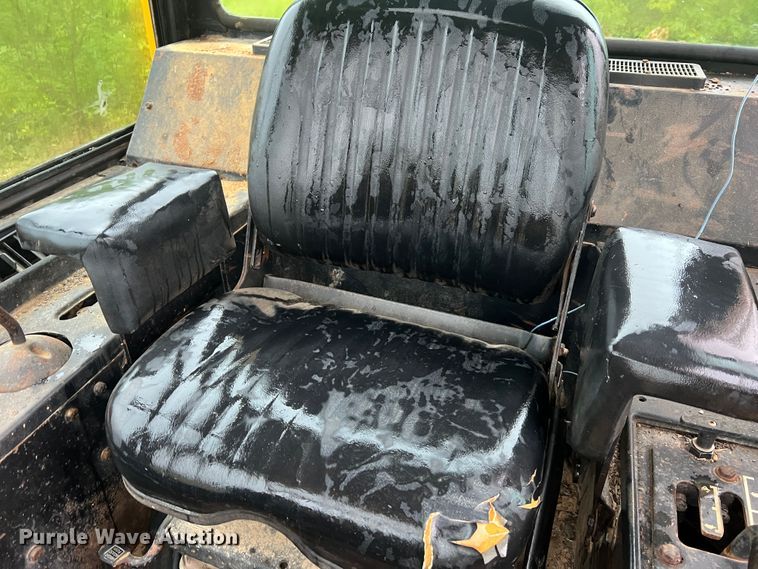 image for item JM9135 1989 John Deere 750B  dozer