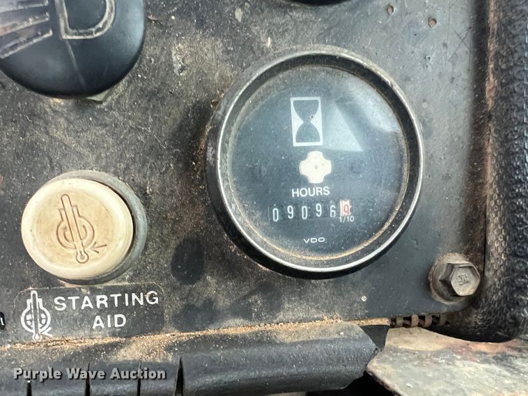 image for item JM9135 1989 John Deere 750B  dozer