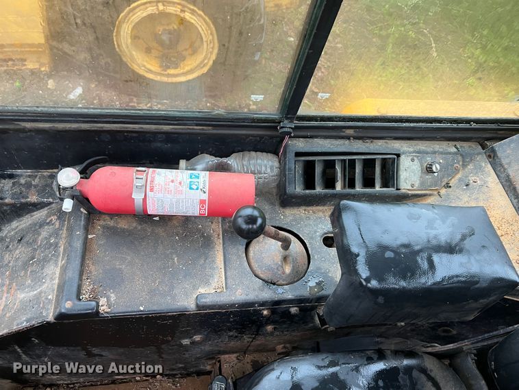 image for item JM9135 1989 John Deere 750B  dozer