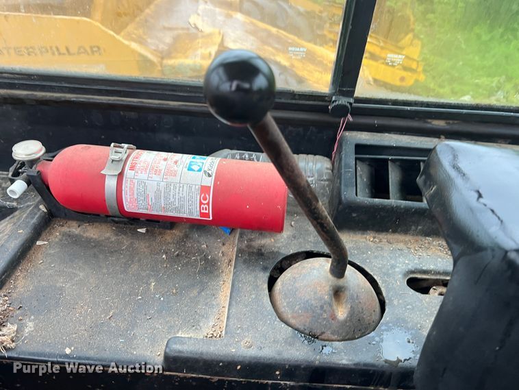 image for item JM9135 1989 John Deere 750B  dozer