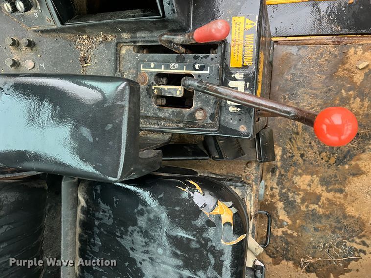 image for item JM9135 1989 John Deere 750B  dozer