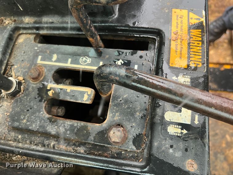 image for item JM9135 1989 John Deere 750B  dozer