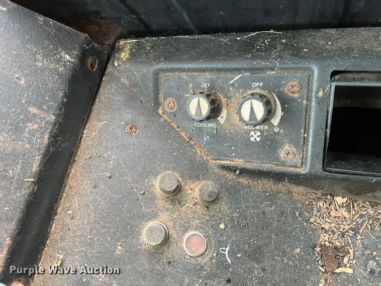 image for item JM9135 1989 John Deere 750B  dozer