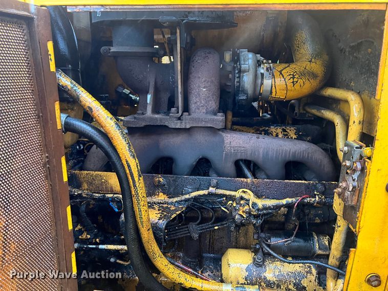 image for item JM9135 1989 John Deere 750B  dozer