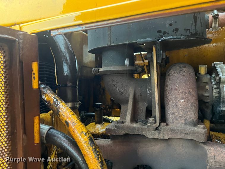 image for item JM9135 1989 John Deere 750B  dozer