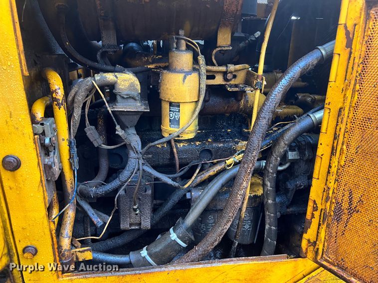 image for item JM9135 1989 John Deere 750B  dozer