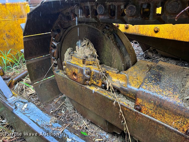 image for item JM9135 1989 John Deere 750B  dozer