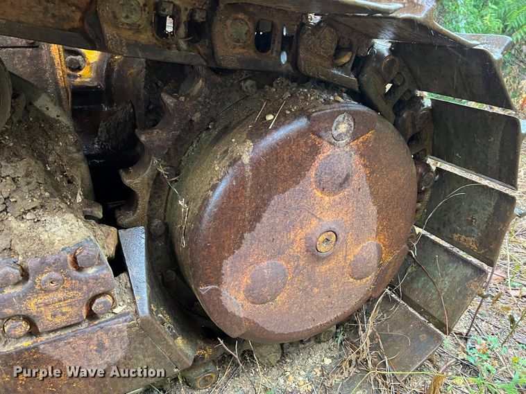 image for item JM9135 1989 John Deere 750B  dozer