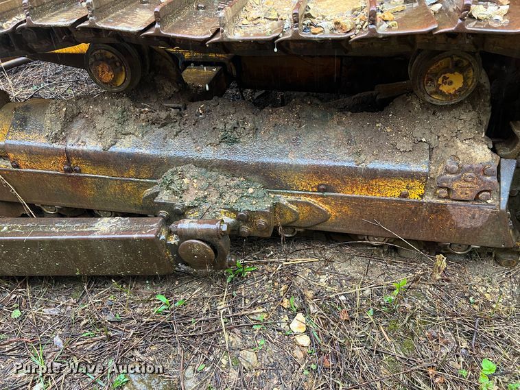 image for item JM9135 1989 John Deere 750B  dozer